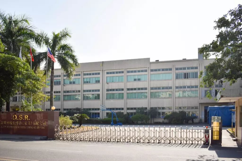 Стандартная фабрика — это закрытая территория, на которой находятся производственные и административные здания, а зачастую также и общежития для фабричных рабочих. 