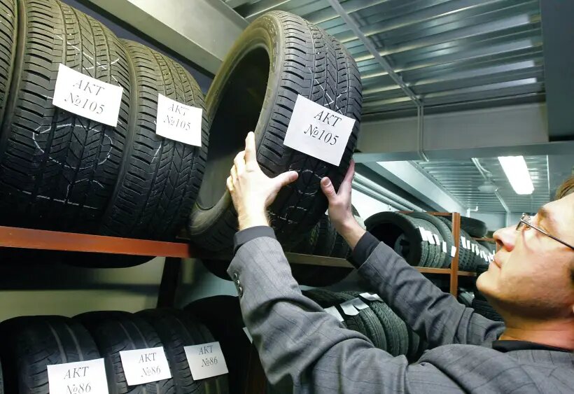  Хранить шины можно в теплом гараже, подвале или специализированном центре   © РИА Новости. Руслан Кривобок