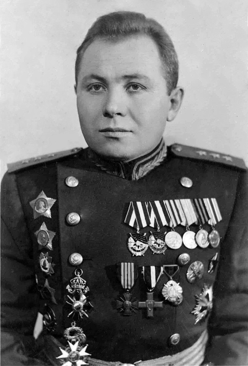 Сергей Матвеевич Штеменко (урождённый Штеменков; 1907—1976) — первый заместитель начальника Оперативного управления Генштаба (04.1943), начальник Оперативного управления Генерального штаба (05.1943—1946), начальник Генштаба ВС СССР (1948—1952). Википедия.