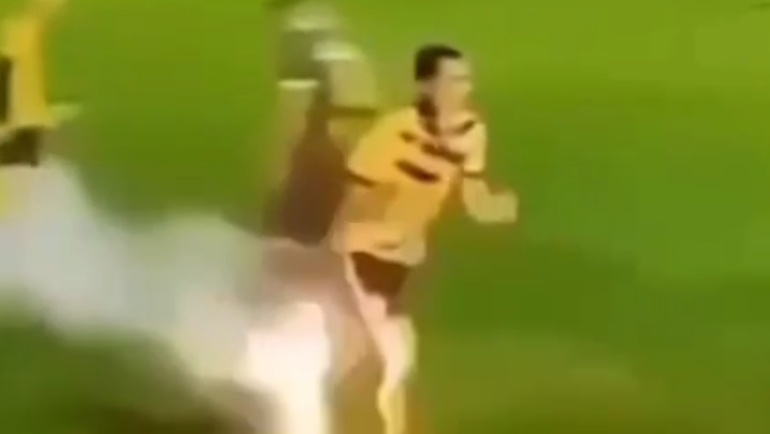    Футболисту бельгийского клуба «Менен» оторвало пальцы из-за петарды.Скриншот видео