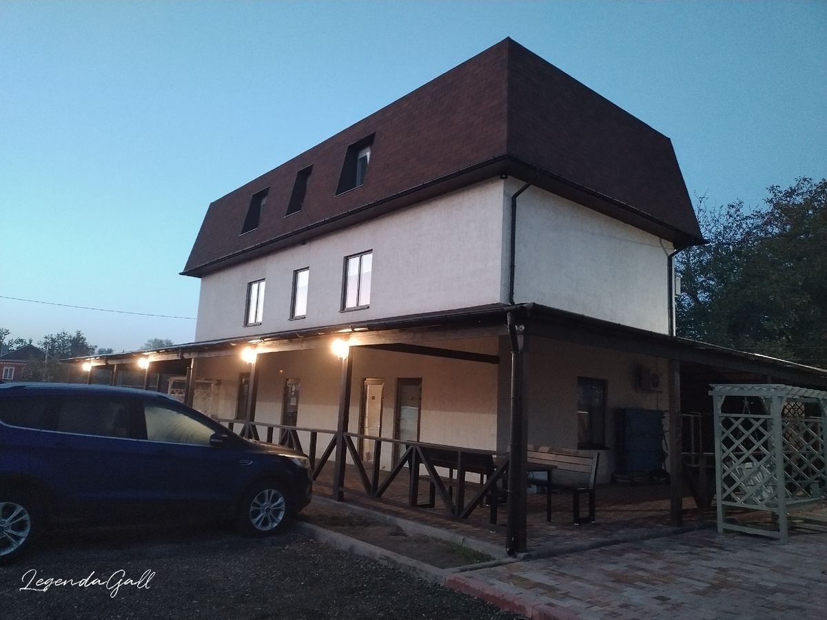 Центральный дом. Наша дверь вторая от угла, подсвеченная.