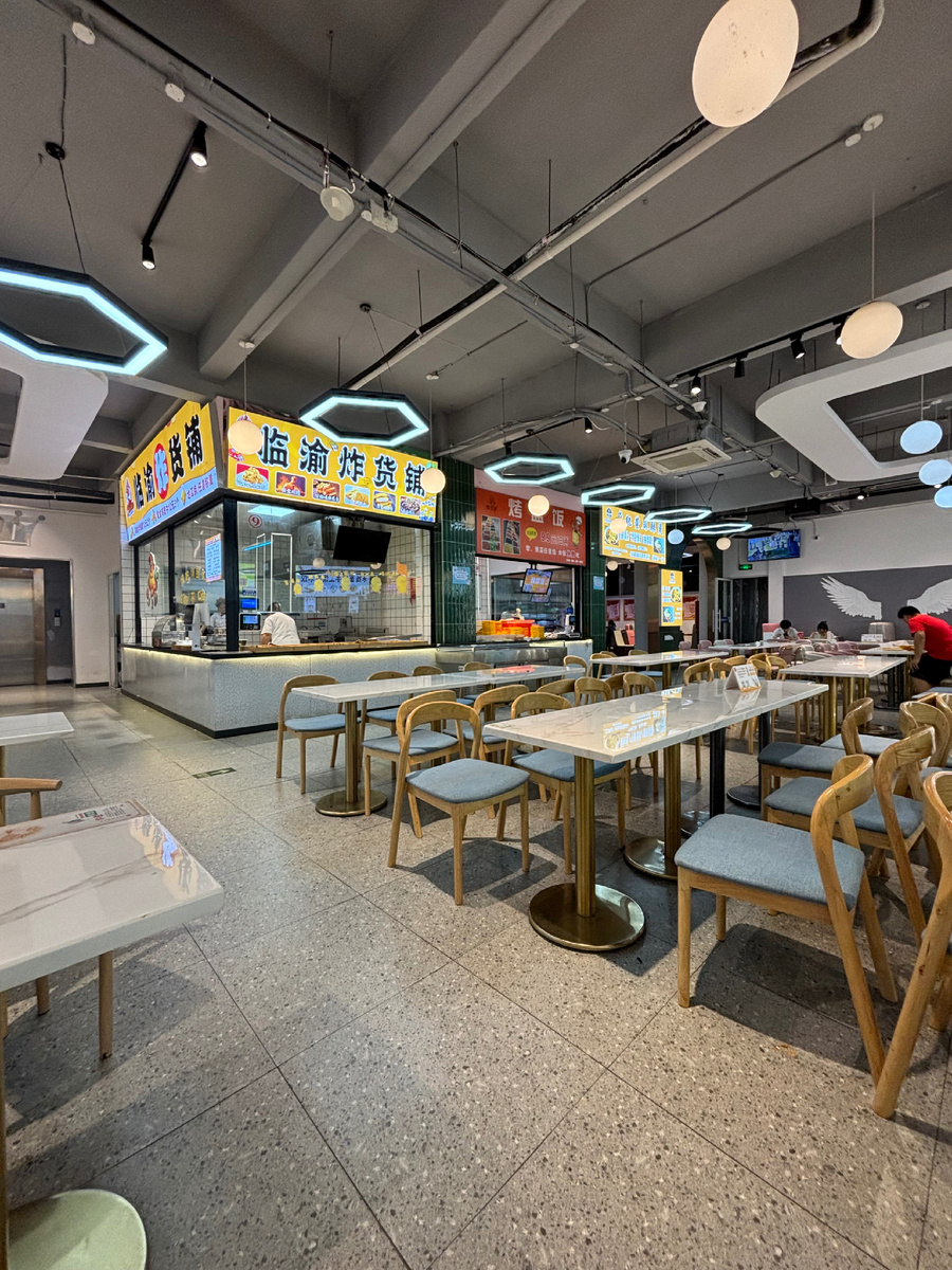 7 столовая, разделена на небольшие "магазины".