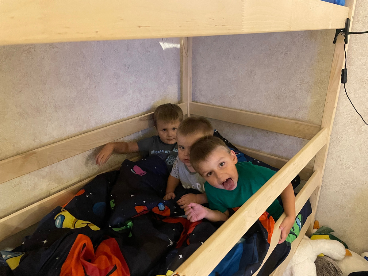 нет в моем телефоне фото с парнями вдвоем. либо по одному, либо все трое))