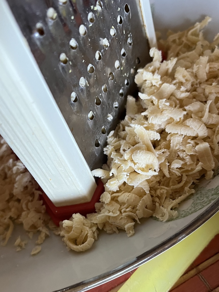 Тесто у меня было в холодильнике всю ночь, тереть было легко 😃К