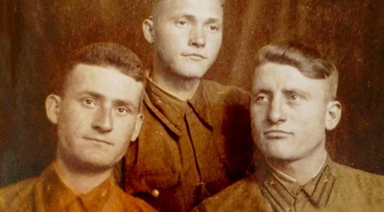 Лётчики Василий Чухненко, Иван Дрепин и Михаил ГришаФото: из архива Юрия Глазунова