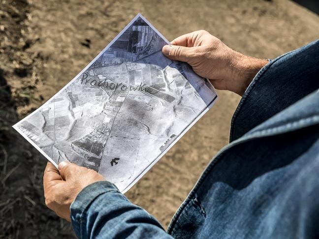 Чтобы определить точку поиска, используют карты немецкой аэрофотосъёмки / Фото: Павел Колядин 