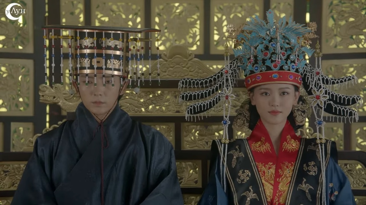 Иногда меня терзает любопытство - сколько весил этот головной убор? Королевой становилась та, у которой шея не переломится? Но не настолько интересно, чтобы погуглить)))