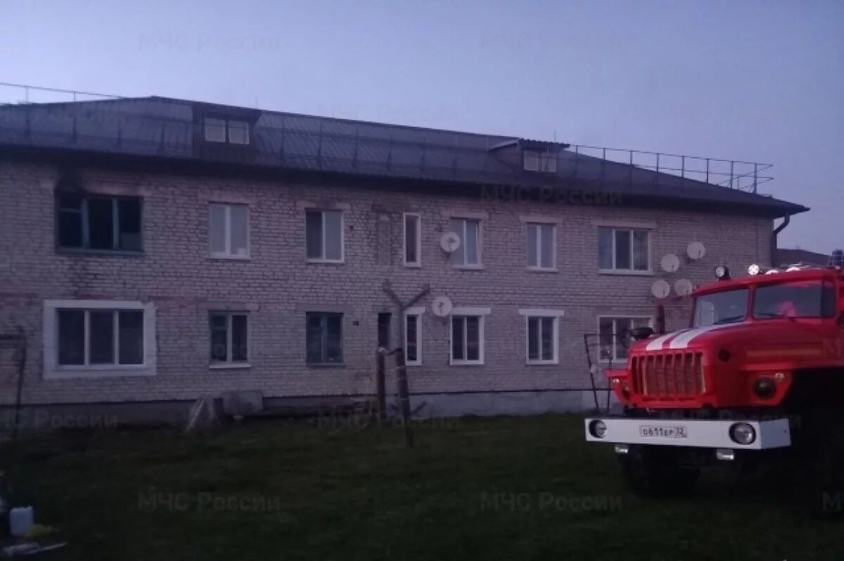    Сотрудники МЧС спасли трех человек на пожаре в брянском поселке Рогнедино