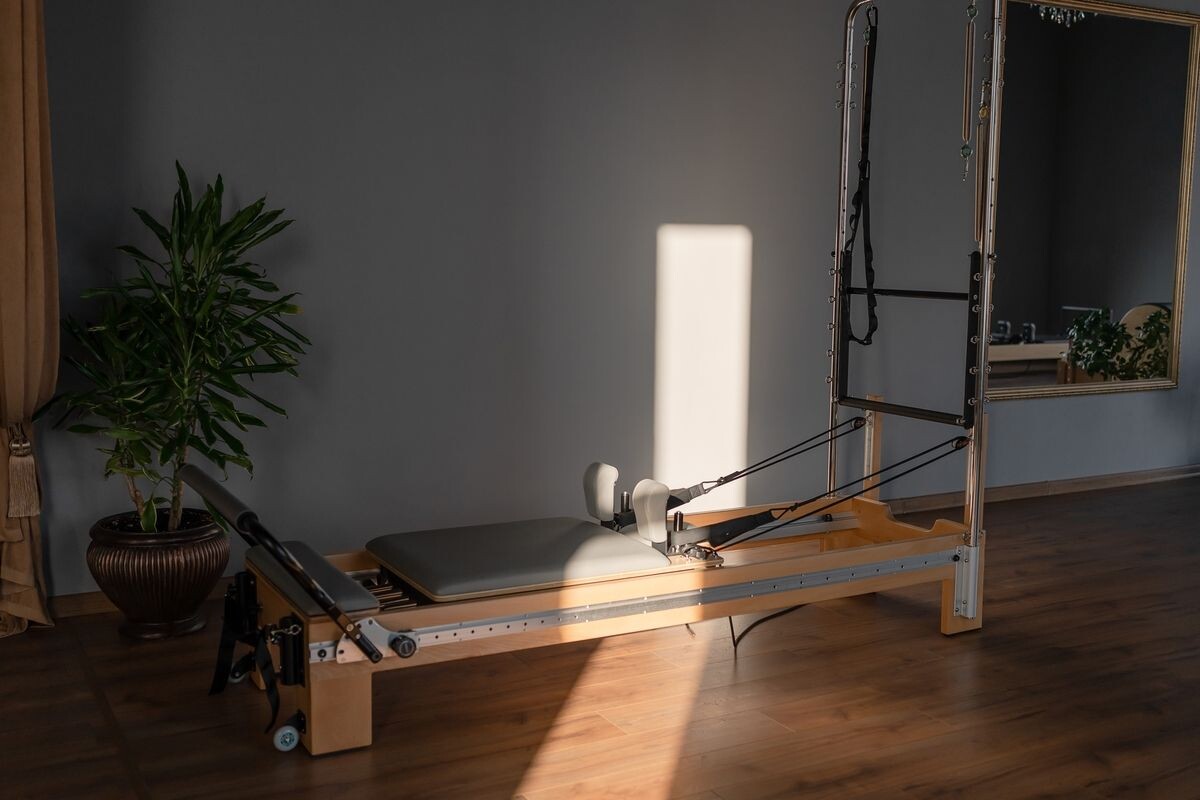 Это реформер. Работать на нем непросто. Если не планируете постоянно ходить на персональные тренировки, имеет смысл начинать без него. Источник: Shutterstock📷
