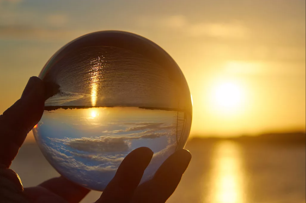  Наиболее известная даосская интерпретация Дао как Абсолюта содержится в трактате «Дао дэ цзин» где Дао даются такие характеристики как: неизречённое, пустое, невидимое, вечное, начало всех вещей. 