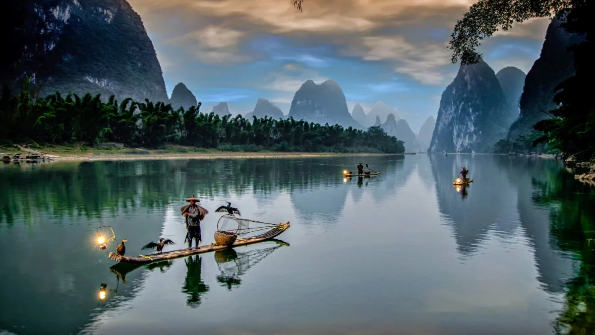 Действие Дао незаметно и вездесуще. Дао везде и во всём. Дао упорядочивает без того, чтобы господствовать. Мы везде и во всём видим действие Дао, но нигде не можем сказать, что вот это — Дао само по себе. Мир — это словно растение, которое растёт, подчиняясь внутренним законам, но эти законы незаметны.