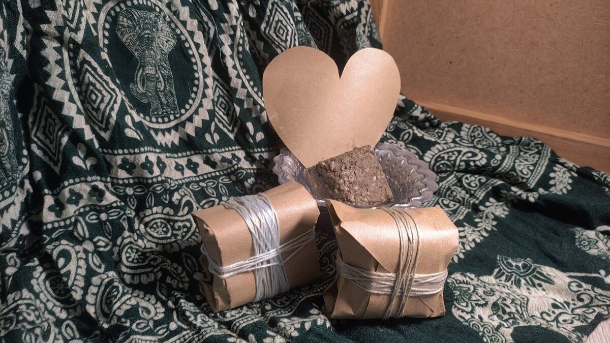 Натуральный твёрдый шампунь ручной работы с преобладанием кокосульфата от жирности волос. Отлично подойдёт носителям дредов, кос, кудрявых локонов, так как имеет минимум распутывающих, разглаживающие компонентов. Сила красной и чёрной глины активно абсорбирует кожу, а инулин и экстракт крапивы питают волос.