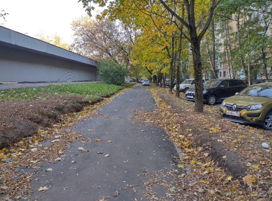 Узкая дорожка. Только одна машина, в начале дорожки 
