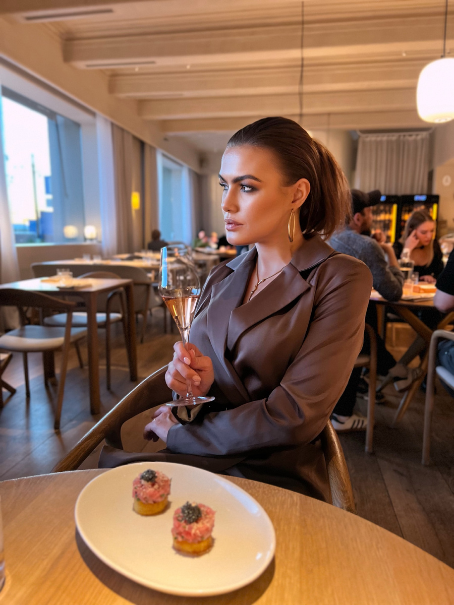 Забота о других — это важное качество, которое формирует наше восприятие мира и отношения с окружающими. Это не просто акт доброты, а глубокое понимание и уважение к чувствам и потребностям людей вокруг нас. Эмпатия, которая лежит в основе заботы, позволяет нам видеть мир глазами других, понимать их переживания и стремления. Когда мы проявляем заботу, мы создаем пространство для доверия и взаимопонимания.

Забота о других начинается с простых жестов: внимательного слушания, поддержки в трудные времена или даже маленьких проявлений доброты, таких как улыбка или помощь с повседневными делами. Эти действия могут показаться незначительными, но они способны изменить настроение человека и укрепить отношения. Когда мы помогаем другим, мы не только улучшаем их жизнь, но и обогащаем свою собственную. Забота создает позитивный цикл: чем больше мы отдаем, тем больше получаем в ответ.

Важным аспектом заботы о других является готовность быть рядом в трудные времена. Когда кто-то сталкивается с проблемами — будь то личные сложности, утраты или эмоциональные кризисы — наша поддержка может стать для них опорой. Быть готовым выслушать, предложить помощь или просто провести время вместе — это то, что может существенно изменить ситуацию. Наша способность быть рядом и поддерживать других формирует сильные связи и способствует созданию сообщества, основанного на доверии и взаимопомощи.

Также стоит отметить, что забота о других не ограничивается только близкими людьми. Она может проявляться в различных формах: волонтерство, участие в благотворительных проектах или просто проявление доброты к незнакомцам. Каждое доброе дело, даже самое небольшое, имеет значение. В нашем мире, полном стресса и напряженности, такие акты могут стать источником вдохновения и надежды для многих.

Забота о других также влияет на наше собственное психоэмоциональное состояние. Исследования показывают, что люди, активно занимающиеся помощью другим, чаще испытывают чувство удовлетворения и счастья. Это связано с тем, что забота создает чувство принадлежности и значимости. Мы начинаем осознавать свою роль в обществе и понимаем, что можем влиять на жизни людей вокруг нас.

Я пришла к мнению , забота о других — это не только моральный долг, но и важный аспект нашего существования. Она помогает нам строить гармоничные отношения, создает добрую атмосферу в обществе и обогащает нашу жизнь. Проявляя заботу, мы не только улучшаем жизнь окружающих, но и становимся лучше сами. В конечном итоге именно эти маленькие акты доброты делают наш мир более человечным и теплым.