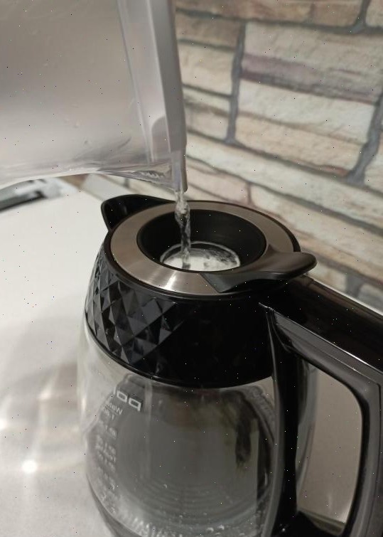 Воду в чайник всегда наливаю фильтрованную. Но тут дело не в заботе о здоровье, а, скорее, о бытовой технике – если лить прямо из-под крана, сразу познакомишься с накипью.