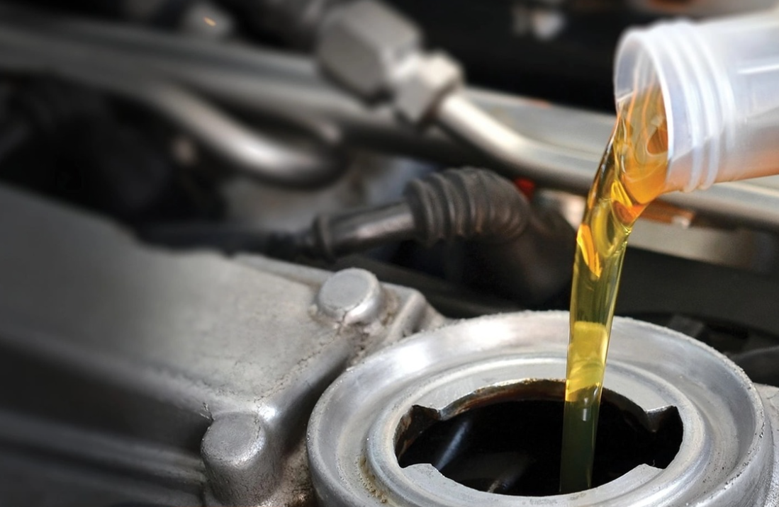 Заливка промывочного масла в двигатель автомобиля. Истчоник фото playbookpro.ru