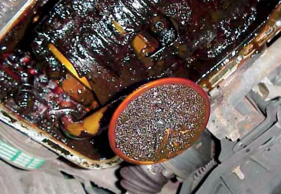 Забитый маслоприемник после промывки двигателя. Истчоник фото drive2.ru