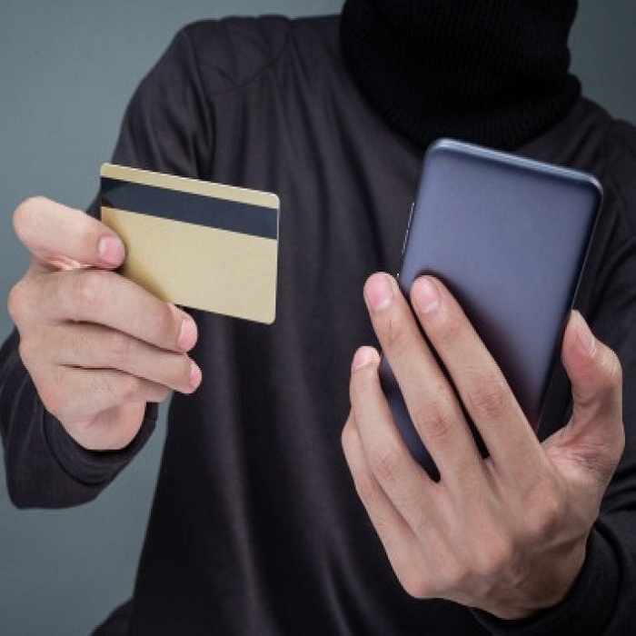 С начала 2024 года в Иркутской области зарегистрировано уже более 7,7 тысячи преступлений, совершенных с применением современных информационных технологий. Это на 6,6 процента больше, чем год назад, и рост происходит каждый год. Как рассказал заместитель начальник отдела по раскрытию имущественных преступлений, совершаемых с использованием информационно-телекоммуникационных технологий и мошенничеств Управления уголовного розыска ГУ МВД по Иркутской области Иван Агафонов, киберпреступления составляют уже треть всех преступлений, совершенных в Иркутской области – и это очень большая доля. При этом мошенничества совершаются чаще, чем, например, кражи при помощи кибертехнологий.