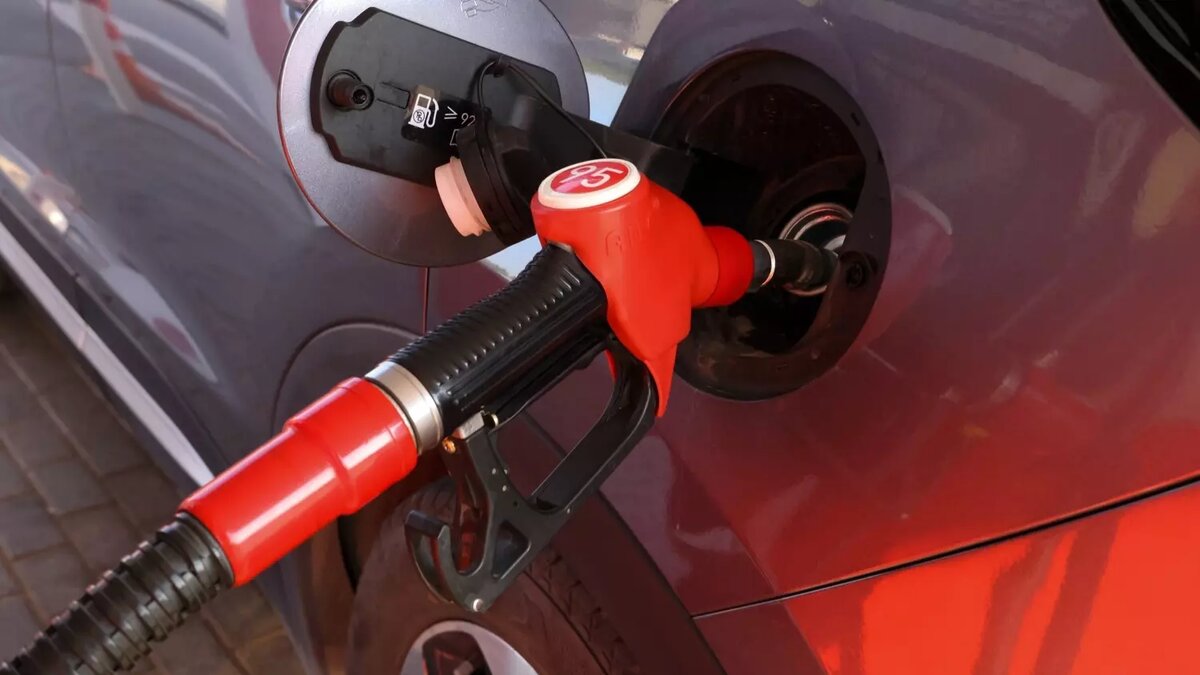 Биржевые цены на топливо не сразу сказываются на рознице, но автомобилисты осеннее удорожание уже почувствовали. Фото: Владимир Гердо/ТАСС