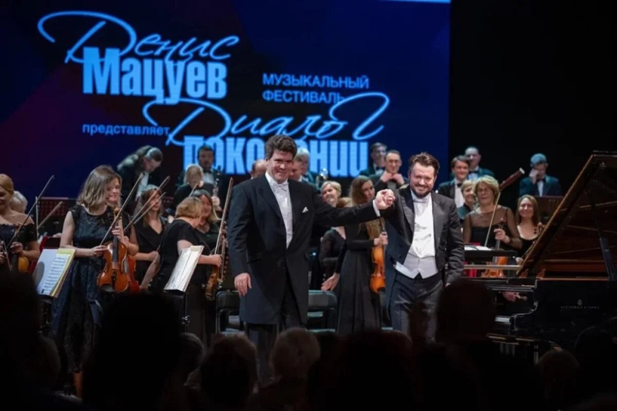    Пианист Денис Мацуев выступил на одной сцене с юными артистами в Хабаровске
