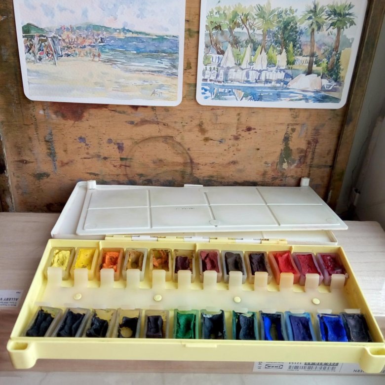 хорошо известные советские акварельные краски Ленинград - у меня такие были от мамы по наследству :) так же как набор колонковых и беличьих кисточек!