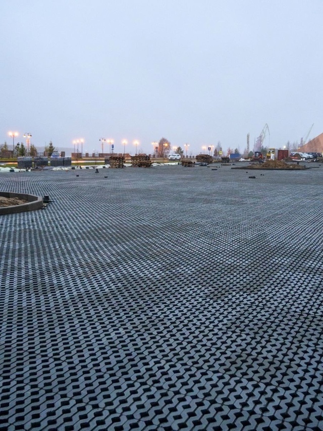    В Нижневартовске продолжается строительство самой большой экопарковки в Югре