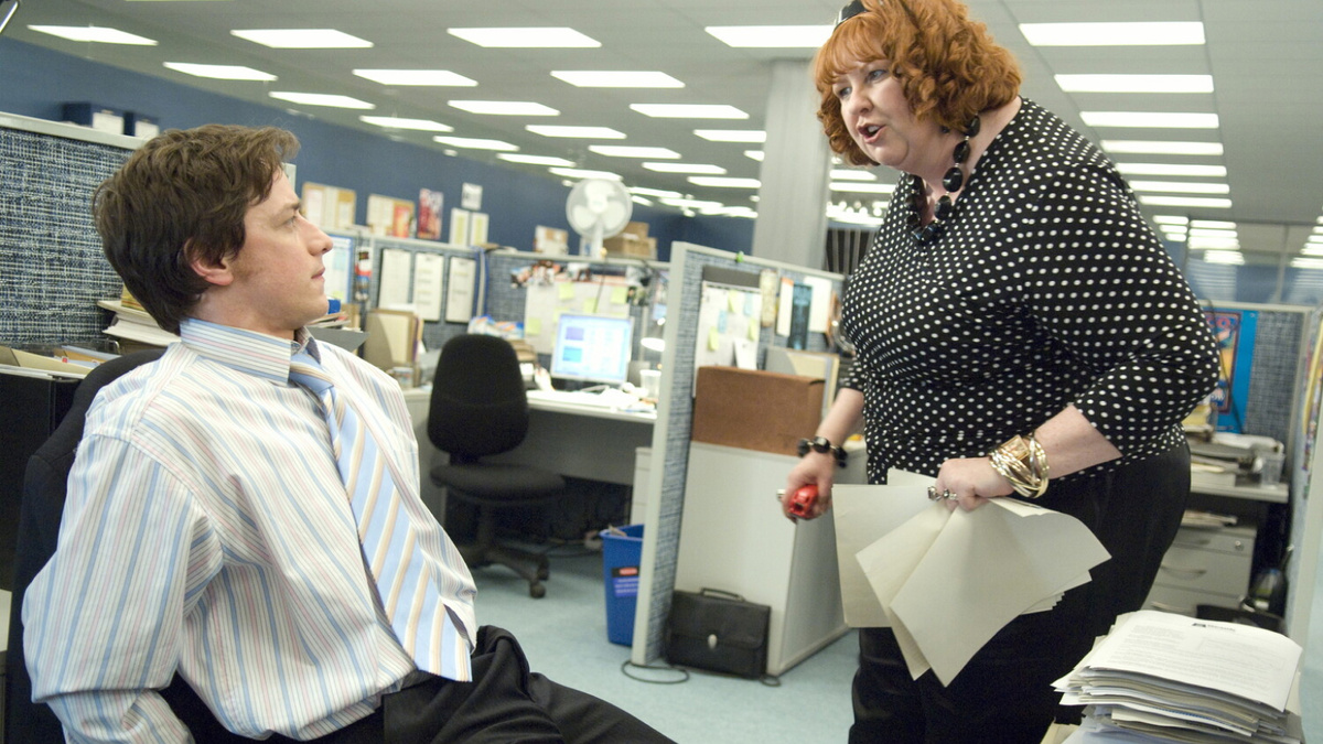 Кадр из фильма «Особо опасен». Менеджерица давит авторитетом.