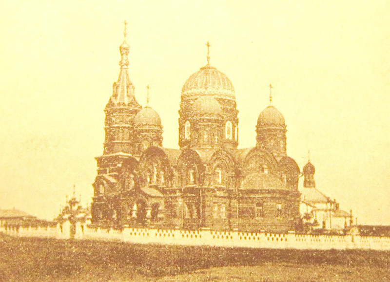 Вознесенский летний собор Дубовского монастыря. В отличие от последующих церквей сфотографирован неоштукатуренным (в красном кирпиче), поэтому выглядит темным.