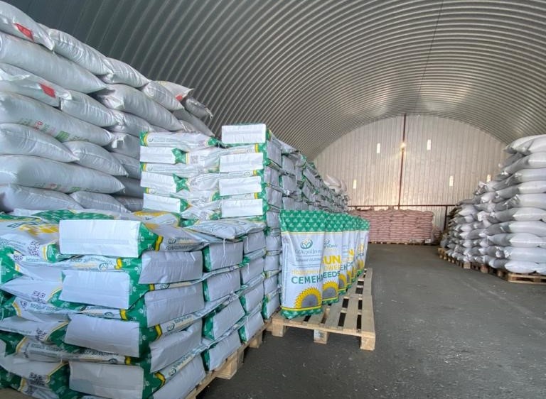 Первые партии семян сезона 2024-2025 уже готовы к отгрузке аграриям России и Казахстана. Семена подсолнечника инкрустированы и упакованы в бумажные мешки (посевные единицы). 