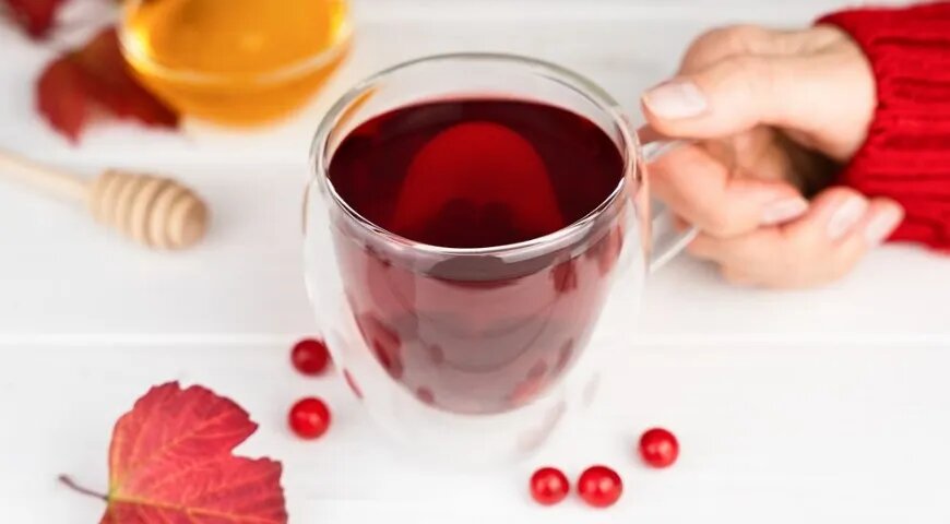   Регулярное употребление чая и морса из калины помогает в поддержании молодости (shutterstock)