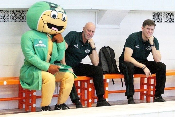 Тренерский штаб «КОС-Синтез-УОР» Николай Шепелев (в центре) и Анвар Галимзянов . Фото: предоставлено realnoevremya.ru СК «Синтез»