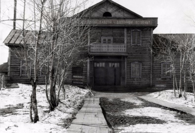 Клуб на месте старой церкви в селе Верх-Чебула. Фото 1967 года из открытых источников