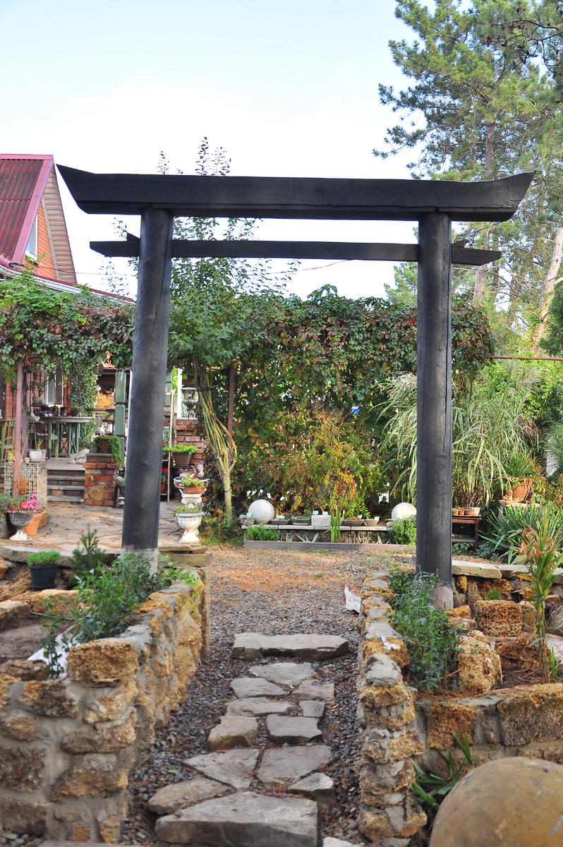 Сад в Японском стиле. Ворота Тории своими руками. Террасирование ракушечником. Каменная дорожка. Бамбук.