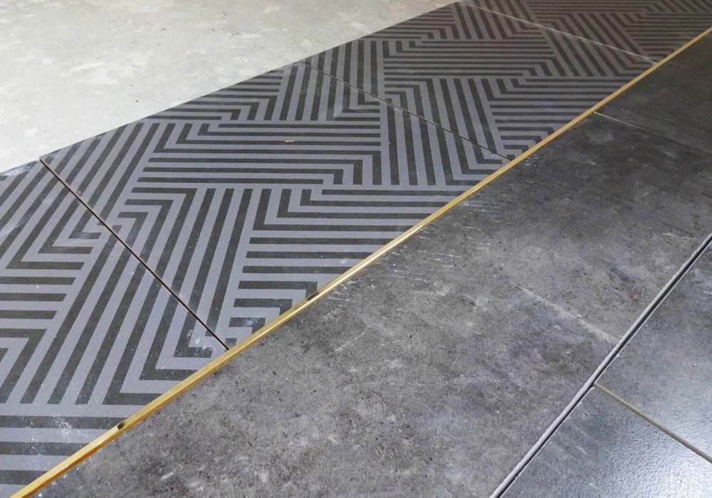 Золотая полосочка на полу прихожей