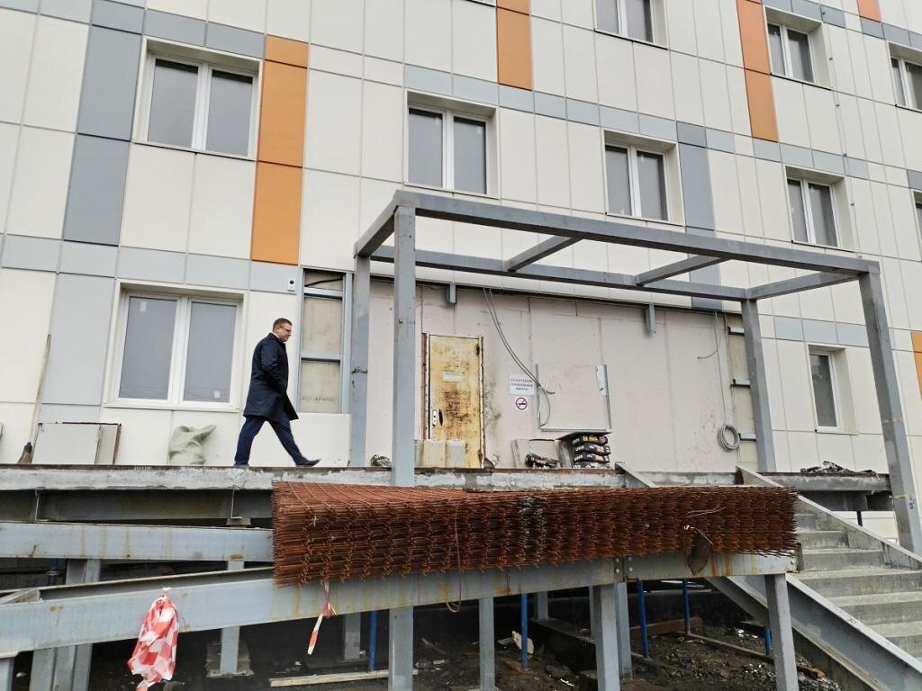 Дирижер норильской снегоуборки Андрей Добровольский проверяет ход строительства новых домов по реновации