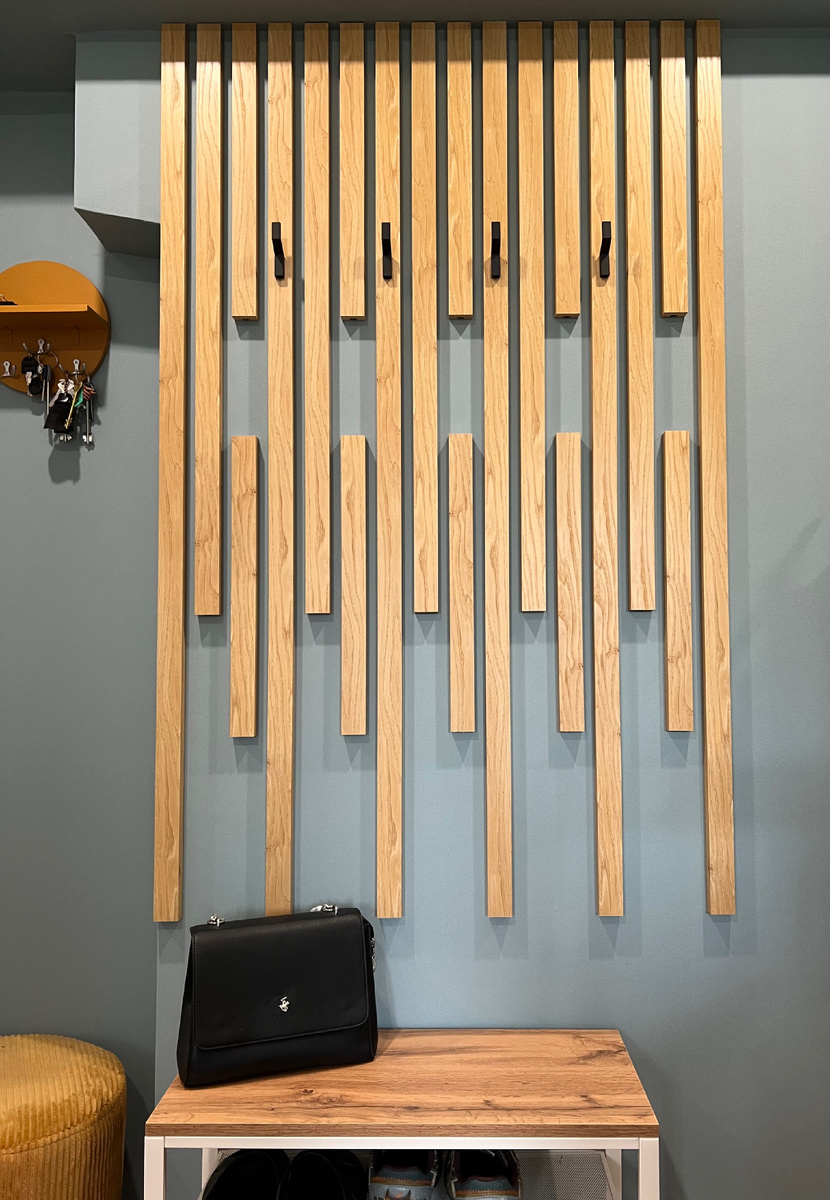 Так выглядит вешалка из реек