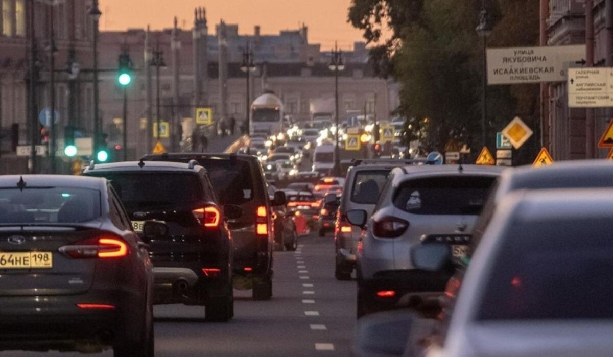     Движение автомобилей в Петербурге. Источник: dp.ru Автор фото: Тихонов Михаил