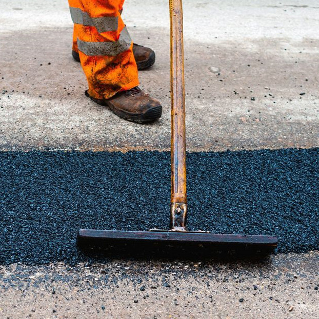 Завтра часть домов Иркутска вновь останется без отопления. Потерпеть придется десяткам улиц Правобережного округа. Ремонт теплосетей на пороге зимы ожидаемо вызывает возмущение жителей города. С ним может посоперничать, пожалуй, лишь негодование от ситуации на дорогах.