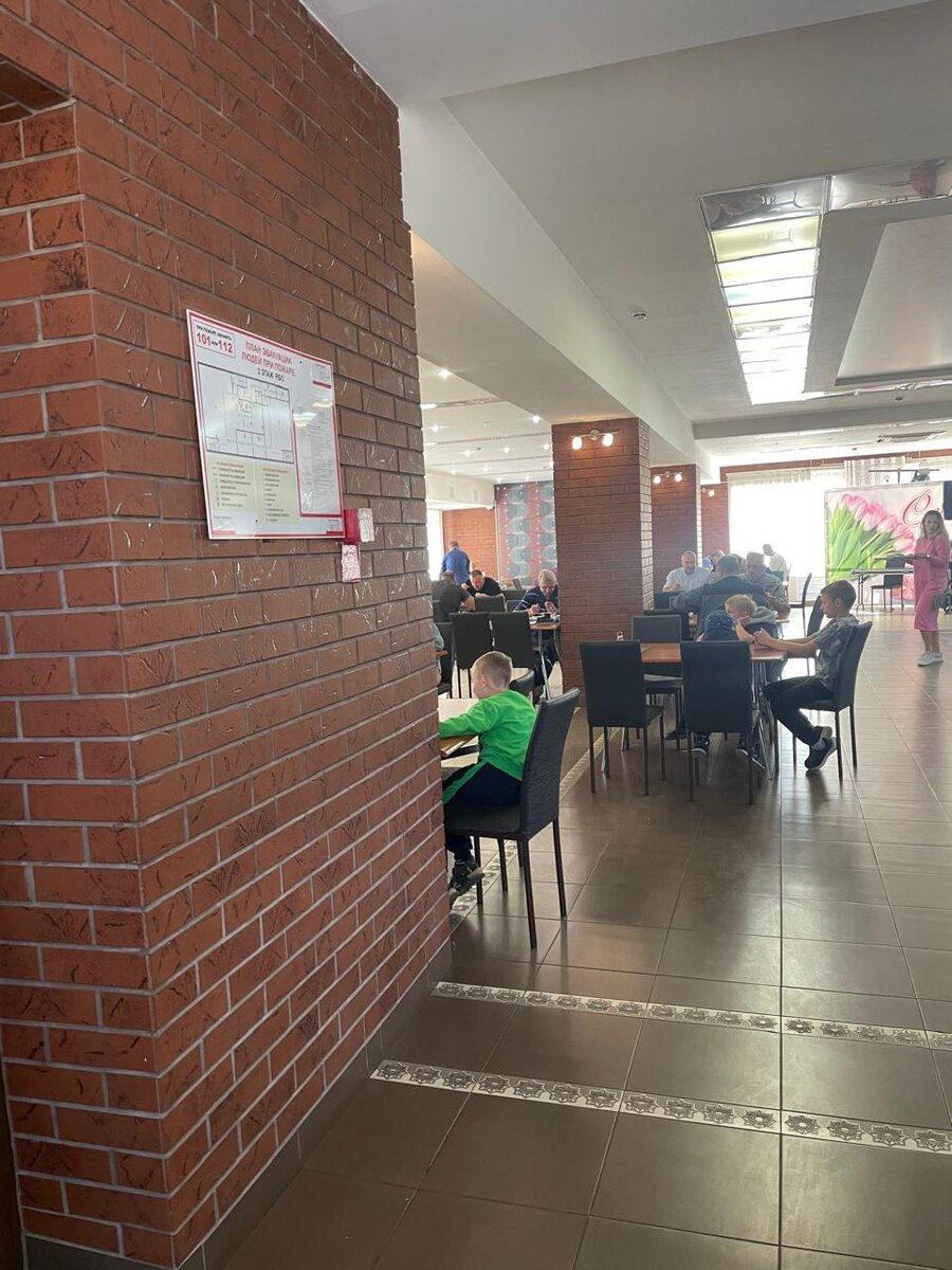 Зал. Он гораздо просторнее, чем кажется на фото. 