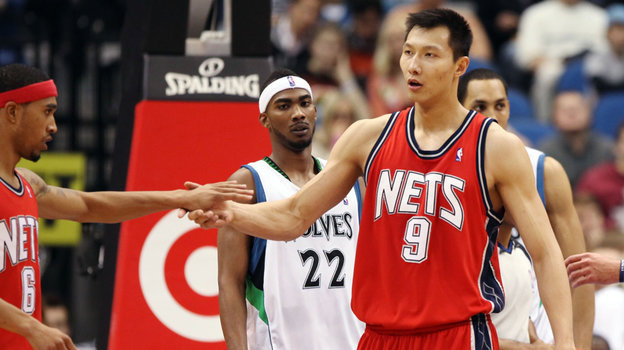    Бывший баскетболист «Нью-Джерси Нетс» И Цзяньлянь (№9) и его одноклубник Кортни Ли (№6). Getty Images