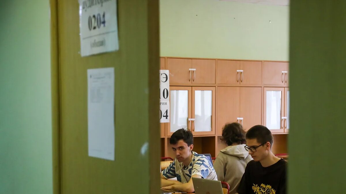    Школьники во время ЕГЭ.