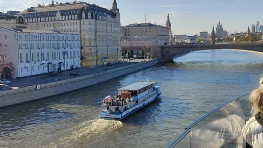 Что можно увидеть с парящего моста в Москве? Парящий мост в парке Зарядье осенним теплым и солнечным днем. Красная площадь, Кремль, река