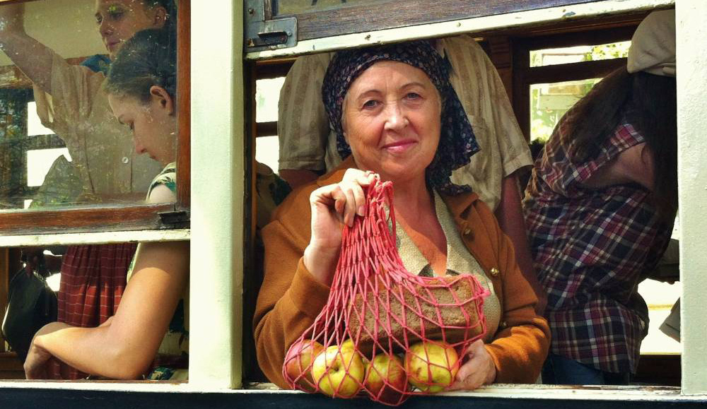 Актриса массовых сцен сидит в реквизиты и в руках держит реквизит. Вот так пахали реквизиторы на проекте «Лев Яшин. Вратарь моей мечты». Фото из личного архива автора.