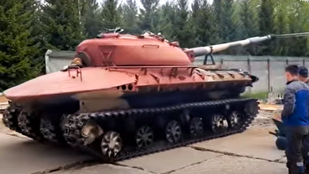 На фото: Советский танк «Объект 279» с четырьмя гусеничными лентами. Опытные танки СССР. Скриншот с видео «Object 279 running in real life» на YouTube.