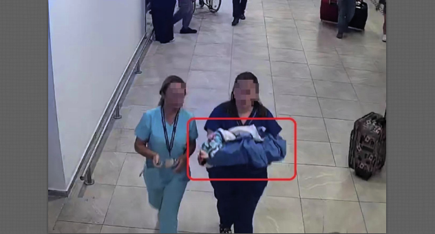 Уборщица зашла в туалетную комнату для инвалидов, где увидела ребёнка