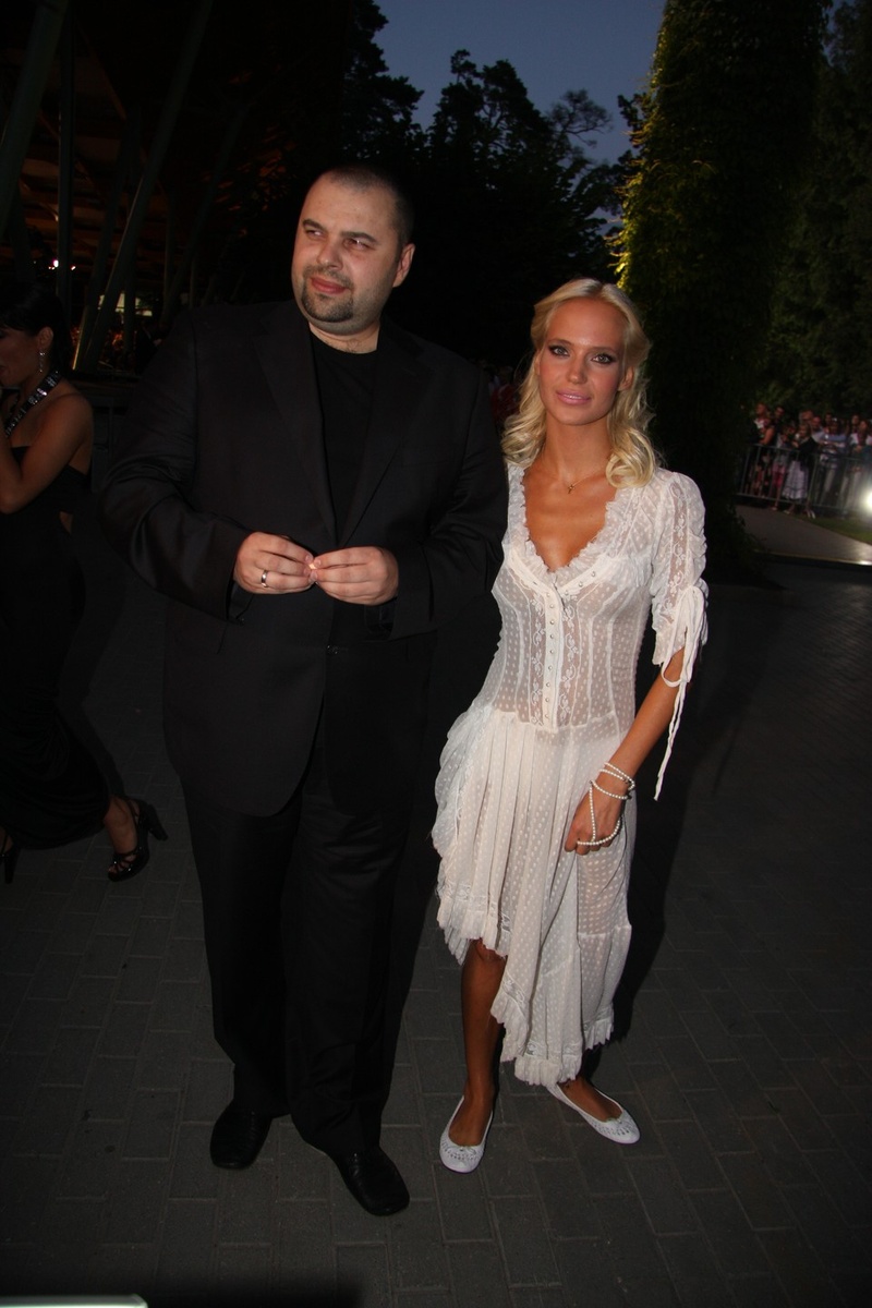    После ЧП в Красноярске продюсер и композитор Максим Фадеев был возмущен поведением артистки Натальи Чистяковой-Ионовой и сообщил о намерении запретить ей выступать под известным псевдонимом. Лариса КУДРЯВЦЕВА/ЭГ