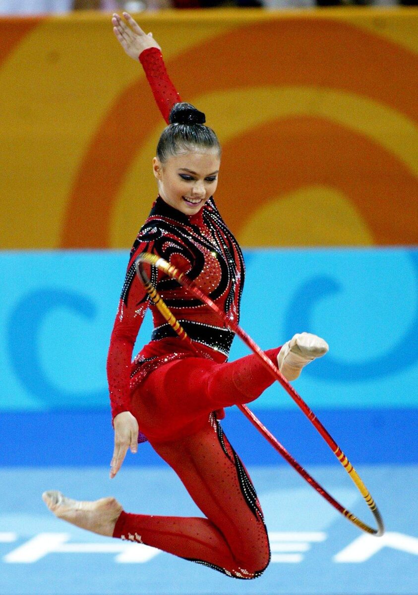 Алина Кабаева впервые на ковре в костюме с камнями сваровски, тогда он стал на 2 кг тяжелее