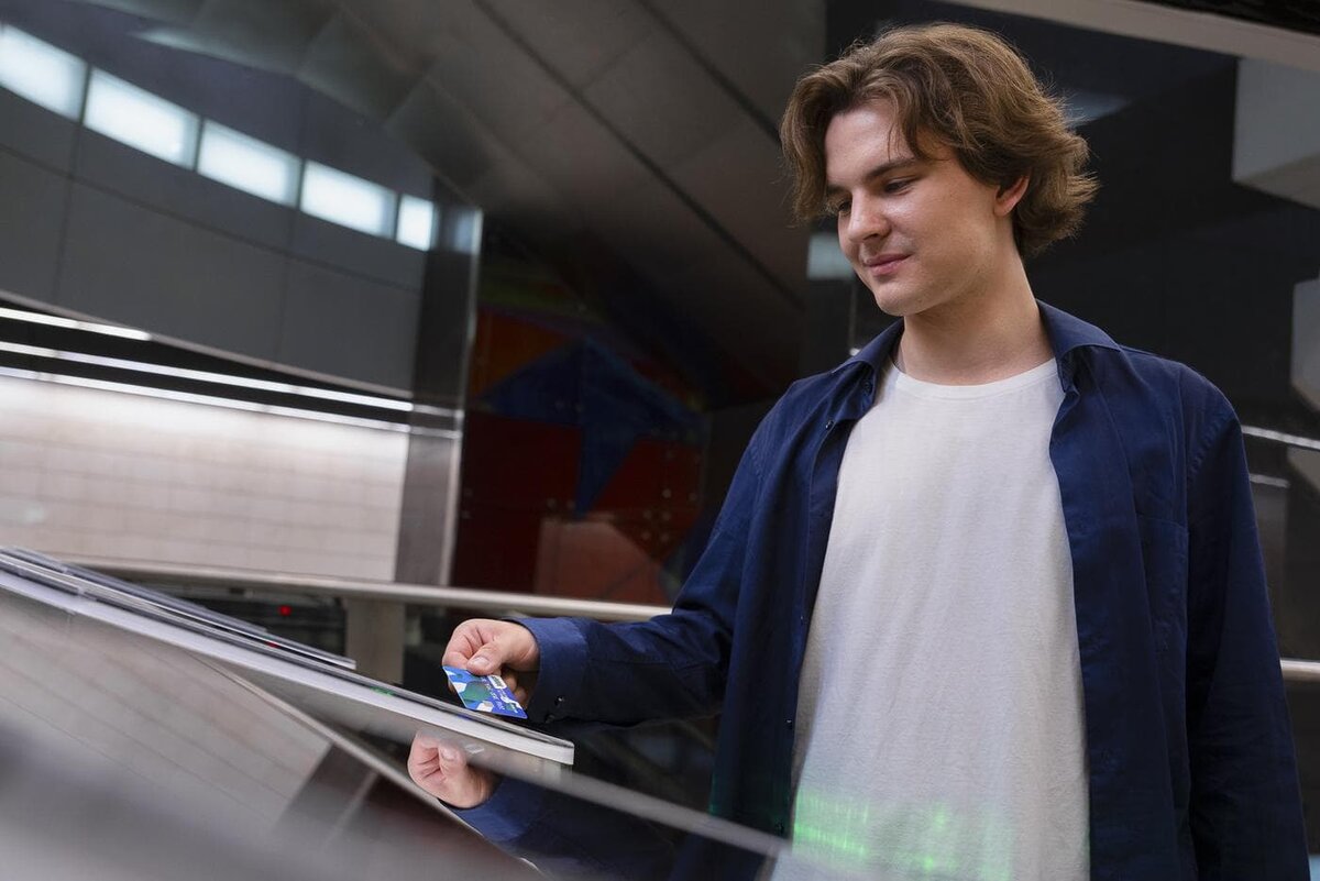    Подавляющее большинство москвичей предпочитают безналичную оплату. пресс-служба Московского метрополитена