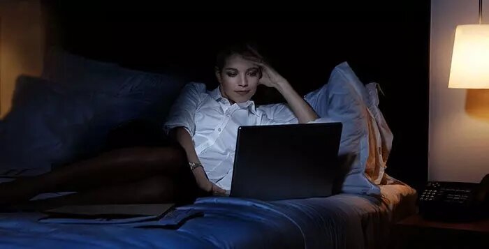 Лучше вообще не включать гаджеты ночью. Фото: соцсети