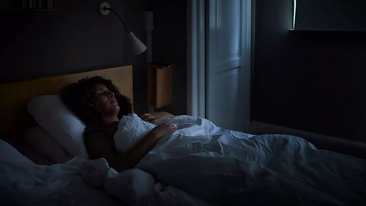 Свет не должен мешать ночному сну, еще раз предупредили медики. Фото: NPR